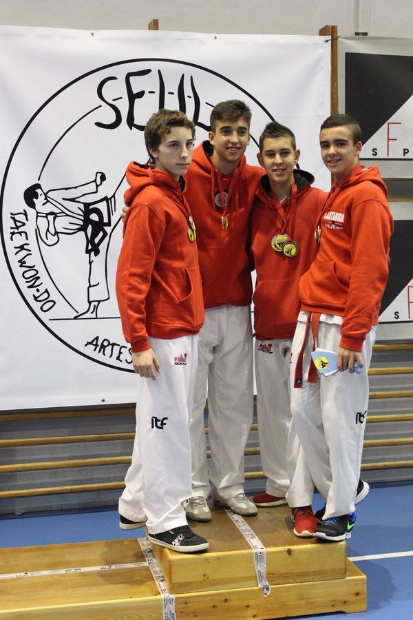 22-11-14 Entrega Medallas May (35).jpg